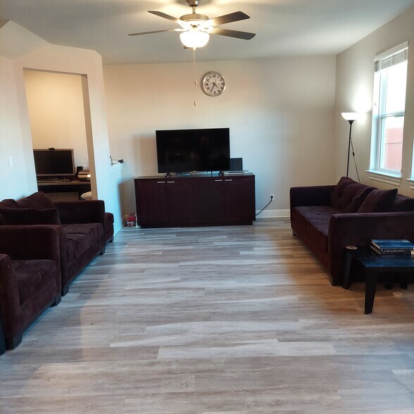 Living - 168 Dome Peak Ter