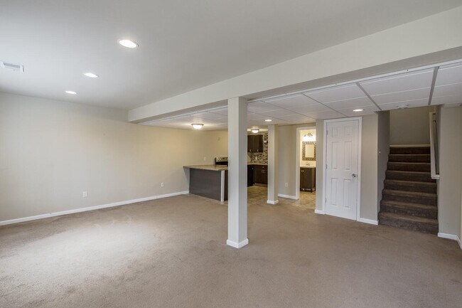 Building Photo - 324 Stratford Ln