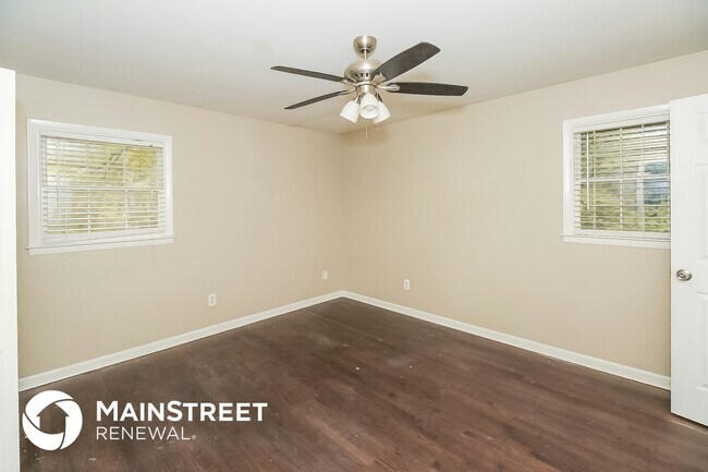 Building Photo - 266 Tonawanda Dr SE