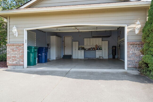 Building Photo - Spacious 4 Bed, 3 Bath Home | Central Vall...