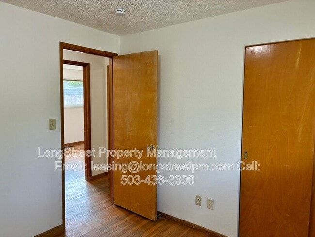 Building Photo - 310 NE Cambridge Cir
