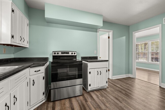 Building Photo - Renovated 4 Bedroom 1.5 Bath Home