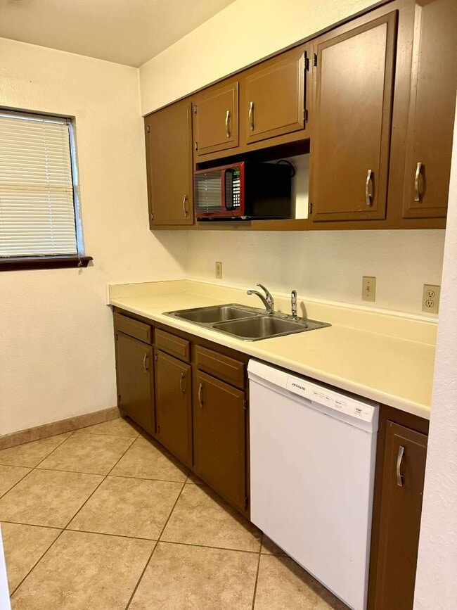 Building Photo - 2908 N Alhambra Dr
