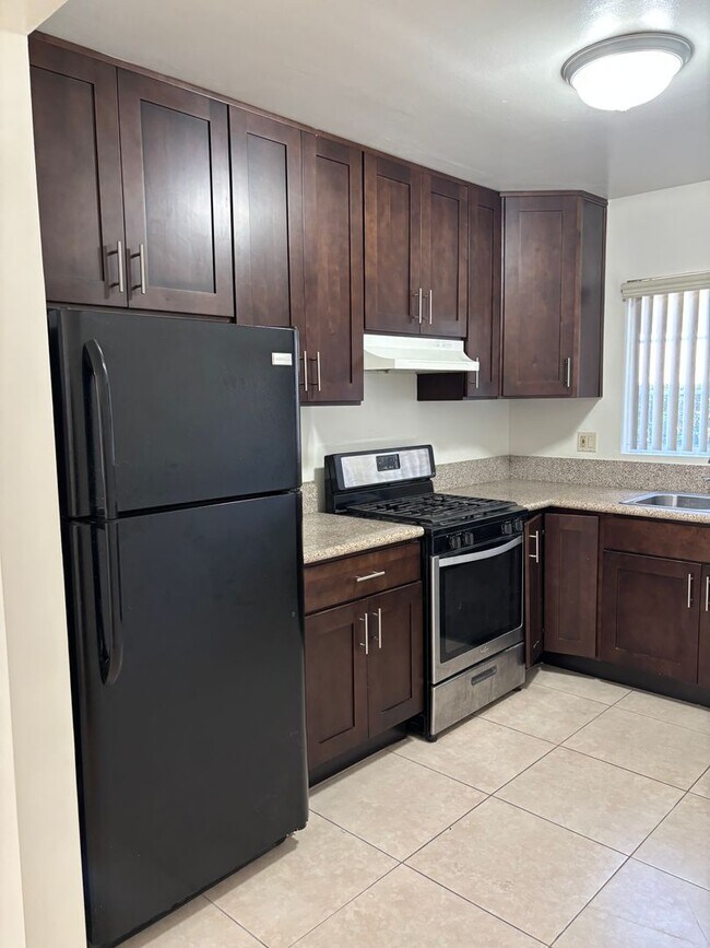 Building Photo - One Bedroom in Los Angeles with Swimming Pool Available Now!