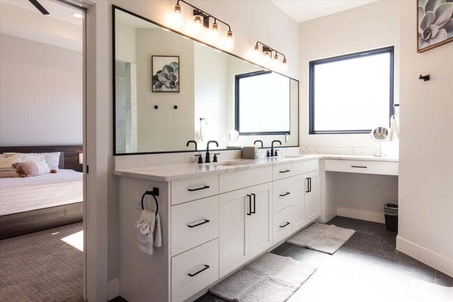 Building Photo - "Beautiful 4-Bed Oasis with 2.5 Baths in Serene Dixie Springs Community"