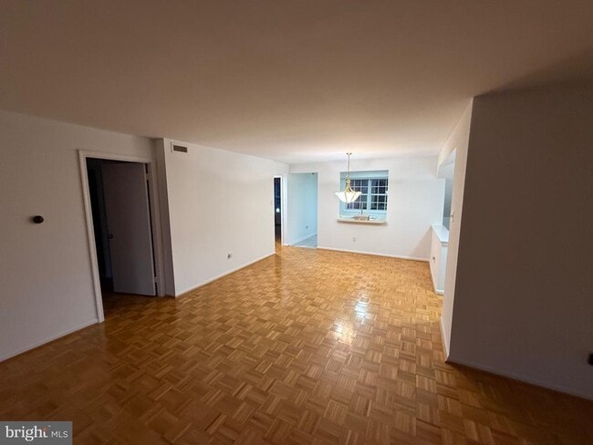 Building Photo - 1002 Valley Glen Rd