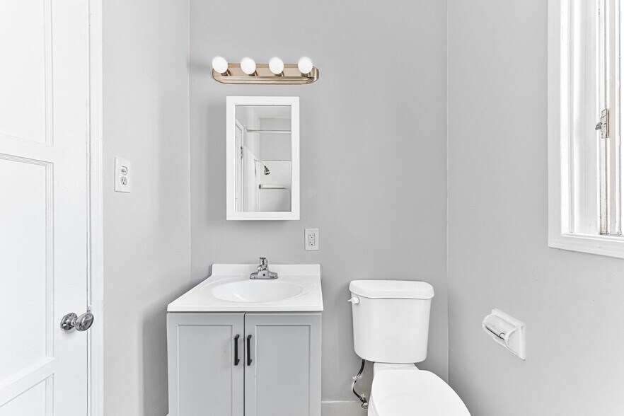 Building Photo - 530 W 9th St