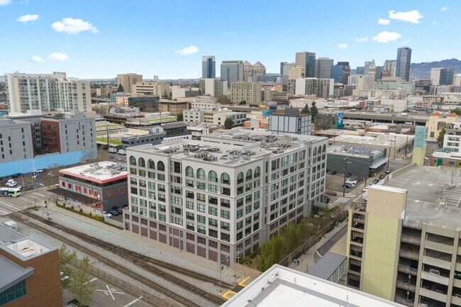 Building Photo - 2 Bed/2 Bath Luxury Condo at The Bond