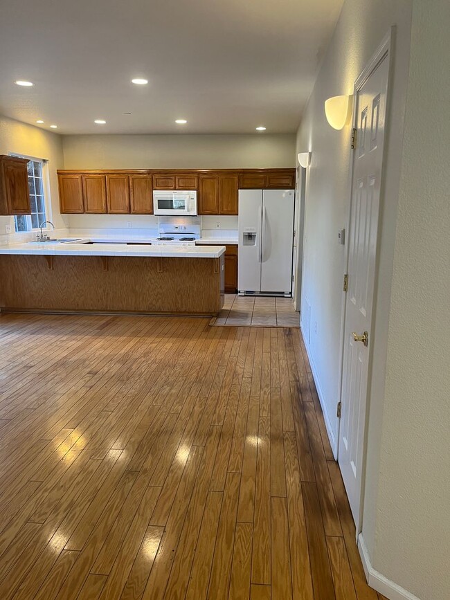 Building Photo - 3 bedroom 2.5 bath town home with large bonus living room and 2 car garage parking