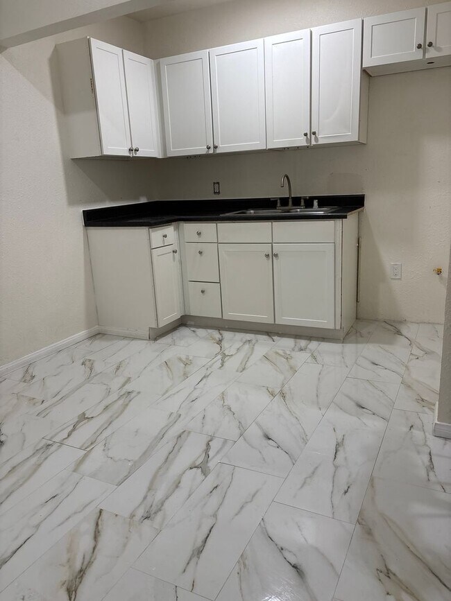 Building Photo - Charming 2BR Duplex in San Bernardino