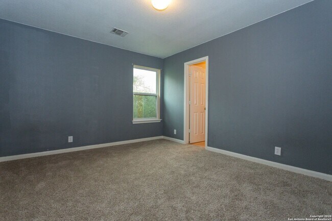 Building Photo - Spacious Stone Oak Beauty