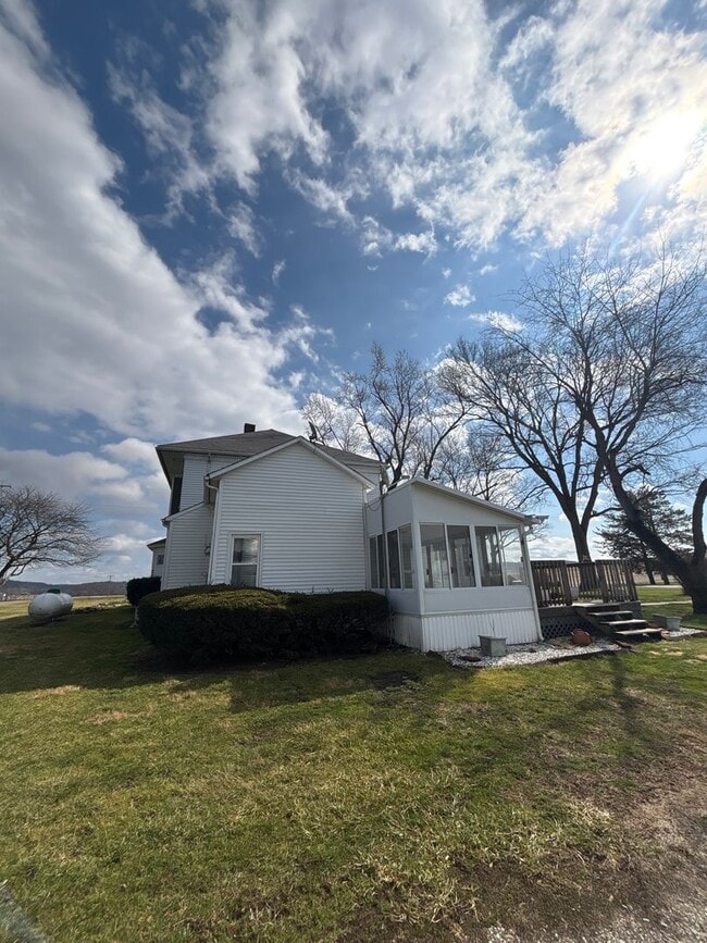 Building Photo - 4 Bedroom, 2 Bathroom House