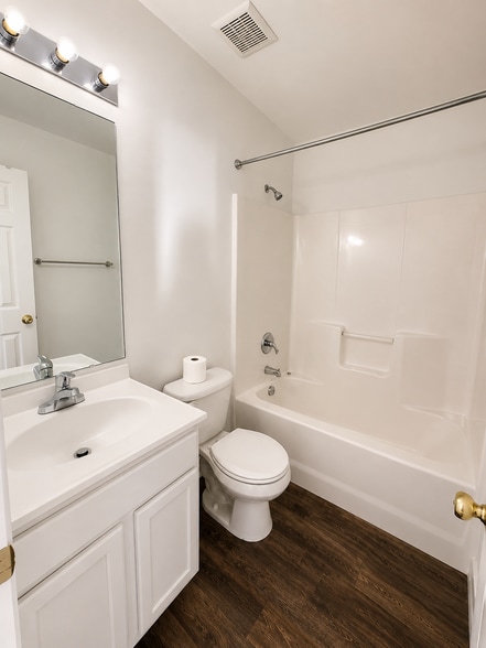 Second Floor Bathroom #2 - 4405 Singing Oak Ct