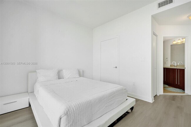 Building Photo - 1111 SW 1st Ave