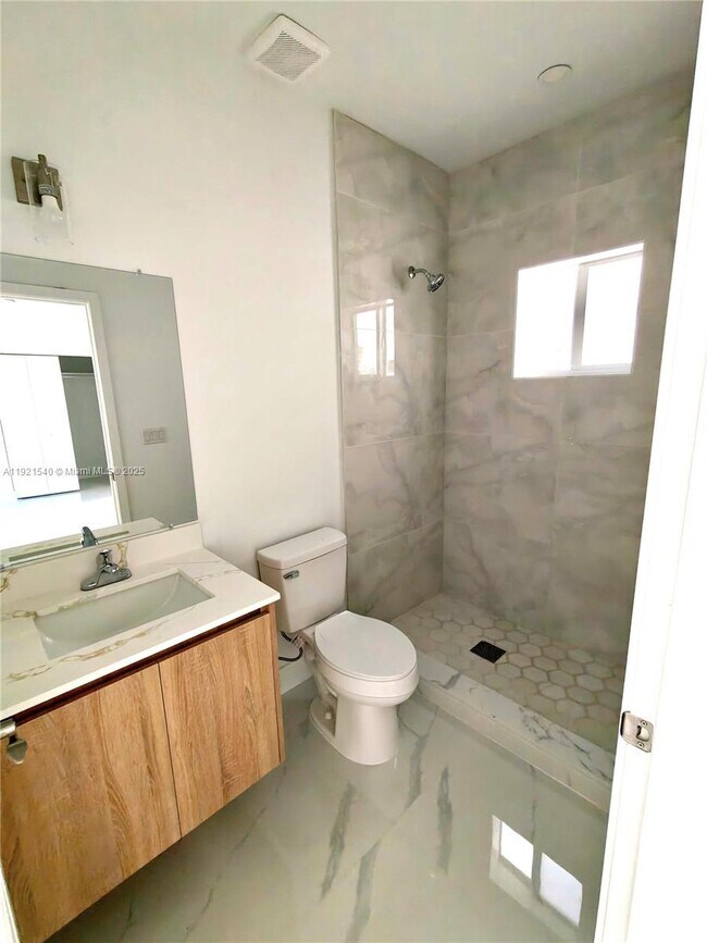 Building Photo - 1985 NW 152nd St