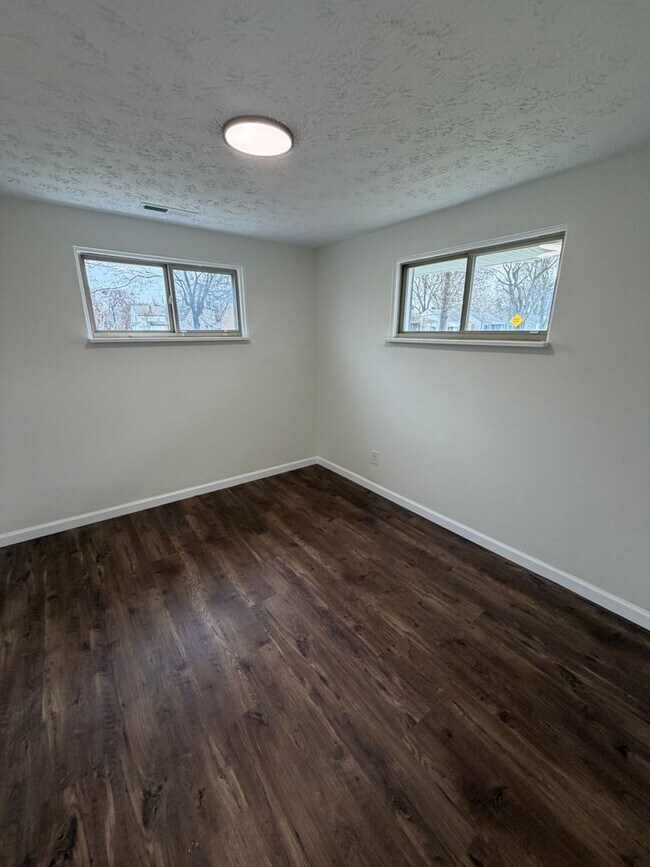 Building Photo - Charming 3/2 in Columbus