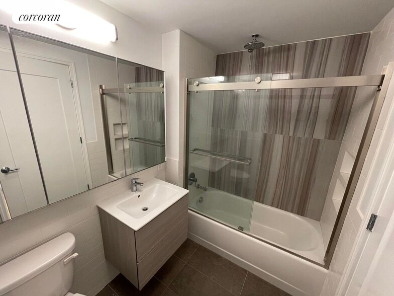 Building Photo - 885 Grand St