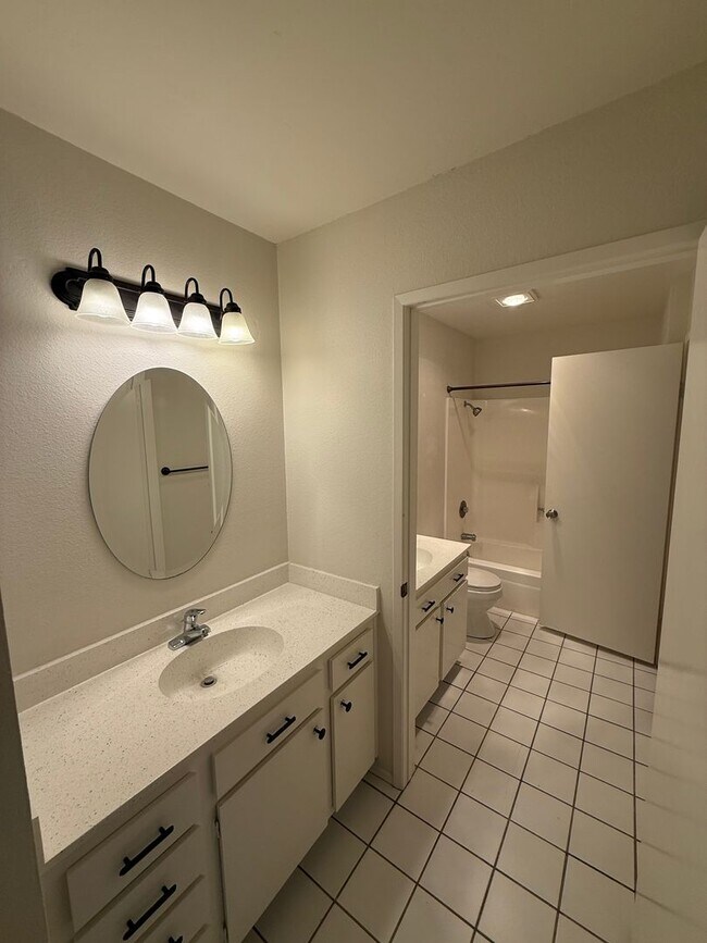 Building Photo - 2 Bed, 1 Bath Upstairs Condo with Private ...