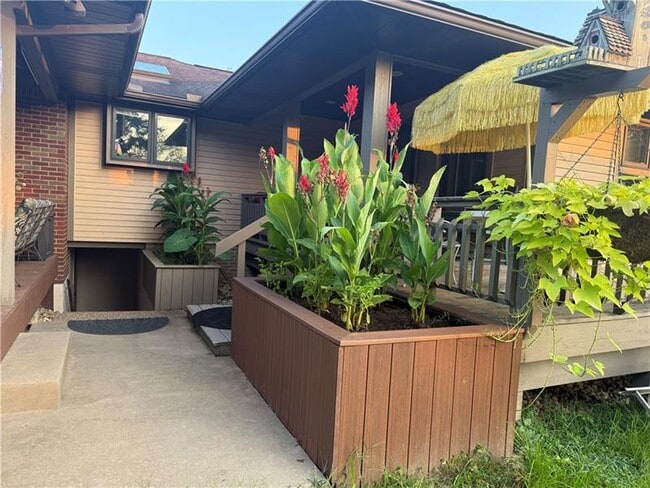 Primary Photo - 100 Farm Ln