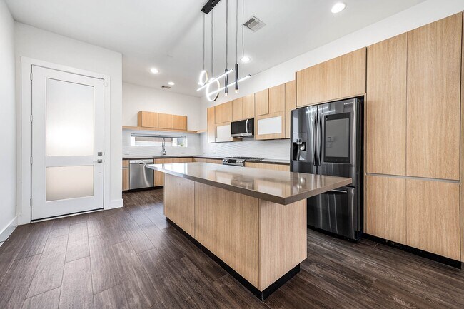 Building Photo - 5519 Paraiso Pl