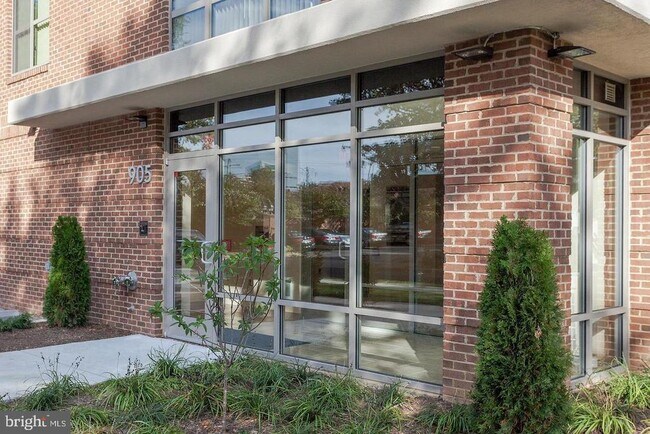 Building Photo - 905 N Arlington Blvd