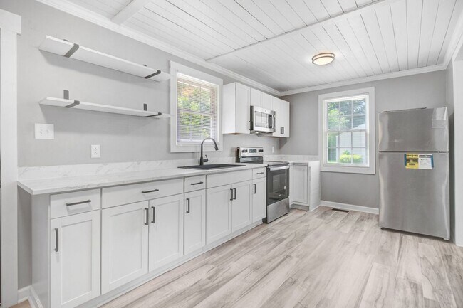 Building Photo - ADORABLE 3 BR | 1 BA HOME - 2 Car Detached...