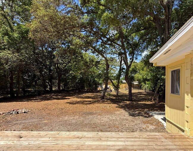 Building Photo - 244 Greenbrier Dr NE