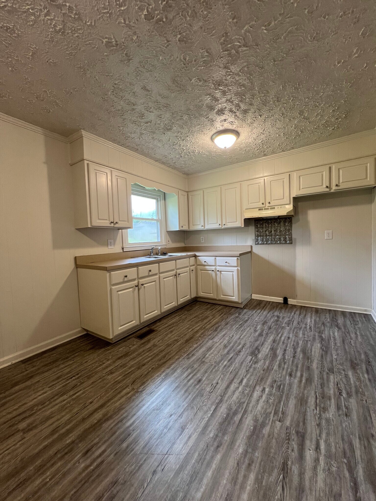 Building Photo - 1804 Alpine Dr