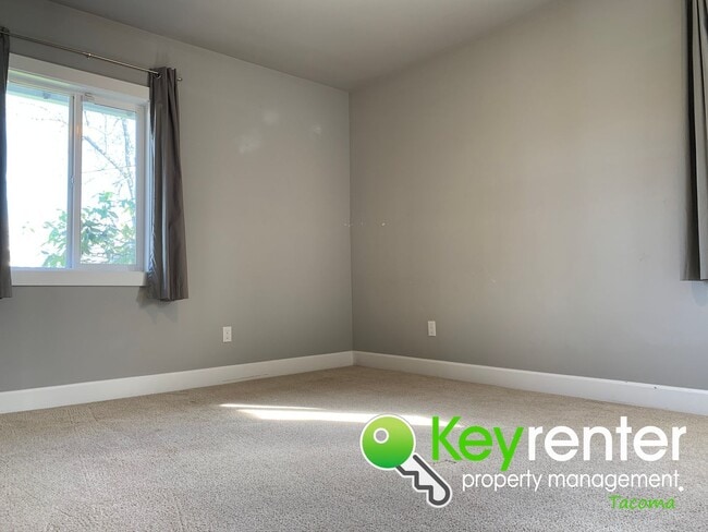 Building Photo - Centrally Located 3Bed/1.5Bath Tacoma Home!