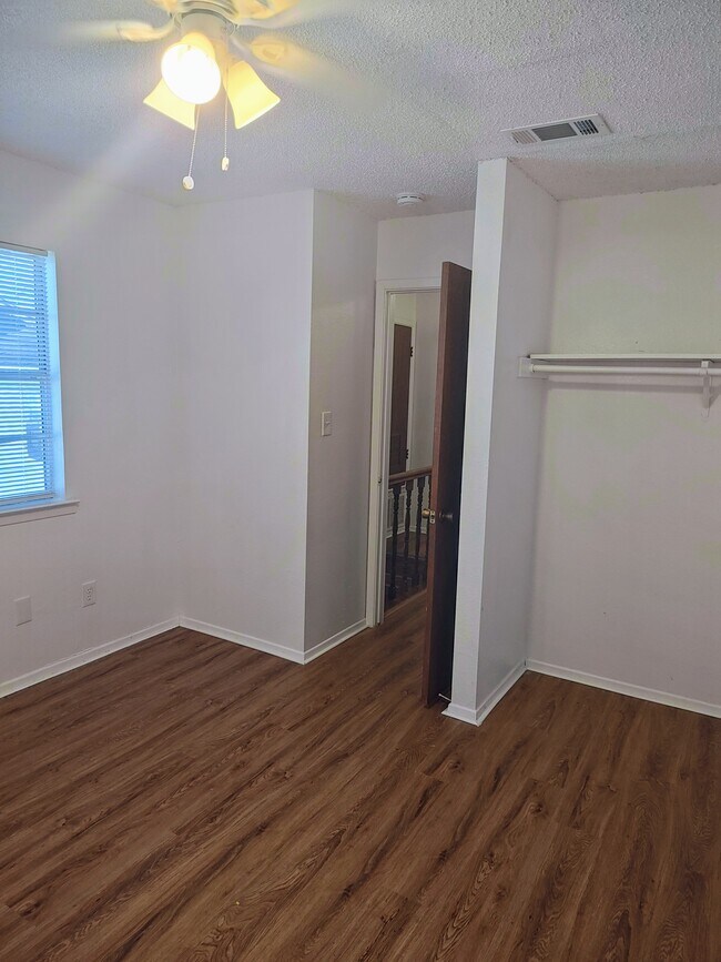 Building Photo - 1114 Royal Crest Dr