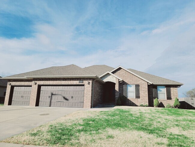 Building Photo - Bent Tree Subdivision - 4 Bedrooms w/ 3 Car Garage