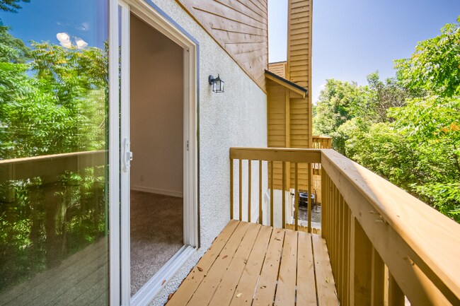 Building Photo - 1304 Magnolia Cir E