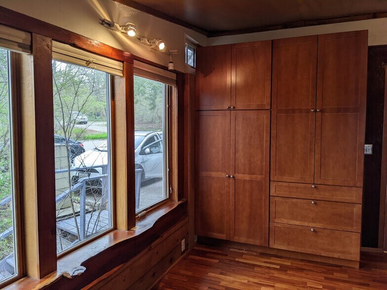 Building Photo - 1633 Leaird Dr