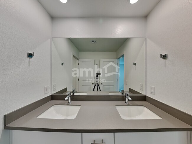 Building Photo - 6622 S 42nd Ln