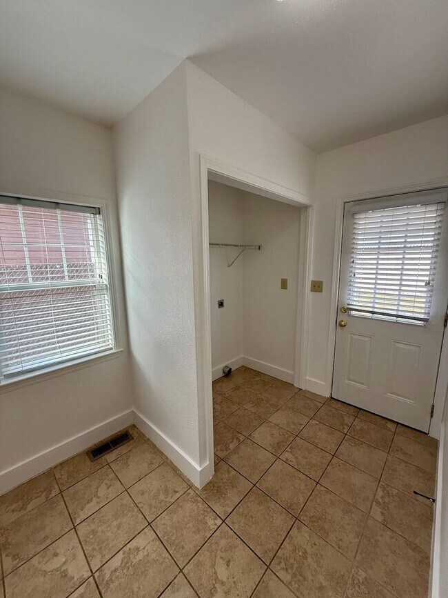 Building Photo - Beautiful 3 Bed 2 Bath Spokane Home w/ Detached Garage and Large Fully-Fenced Yard!