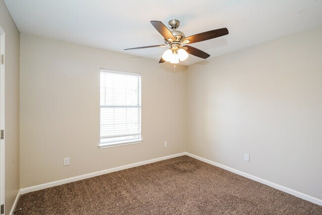 Building Photo - 405 Randall Ln