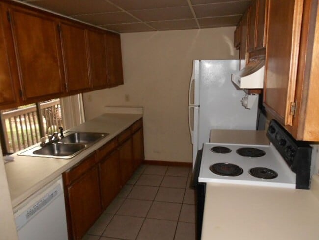 Building Photo - 3 Bedroom, 2.5 Bath off of Mission Road! Available August 2026!