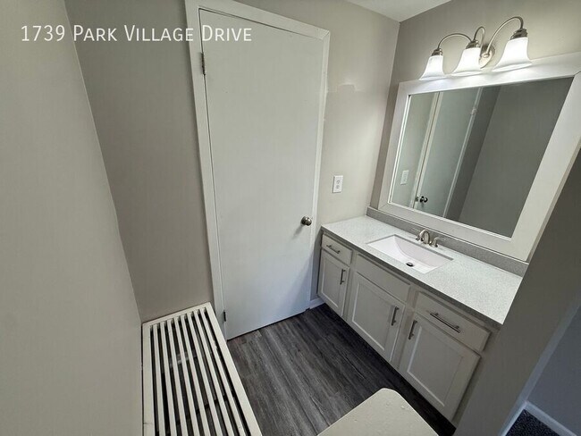 Building Photo - 1739 Park Village Dr