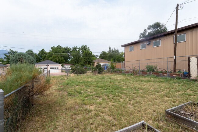 Building Photo - Lovely Downtown Property!