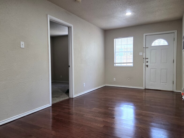 livingroom - 513 Wolf St