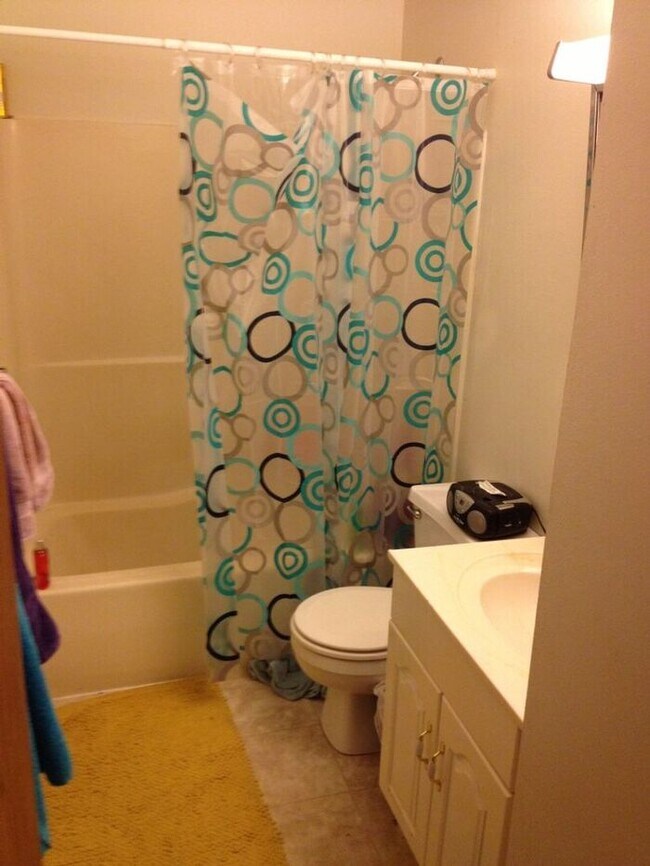 Building Photo - $1,300 | 3 Bedroom, 1 Bathroom | Cat Frien...
