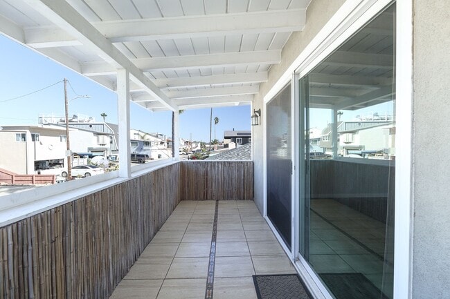 Building Photo - 288 Cahuenga Dr