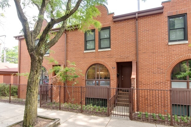 Building Photo - 819 W Willow St