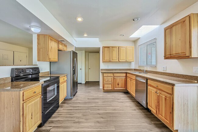 Building Photo - 3820 Grandview: Spacious 4-bedroom, 2-bath home with large bedrooms and no carpet