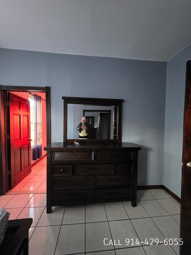 Building Photo - 104 Oak St