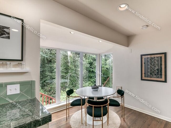 Building Photo - Spacious Mid-Century Modern Home in Counci...