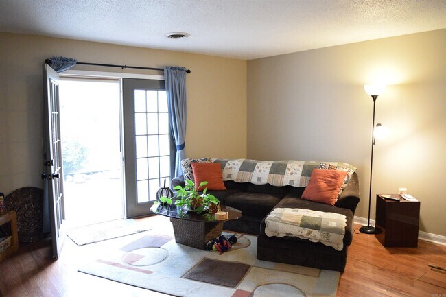 Building Photo - 135 Hillview Dr