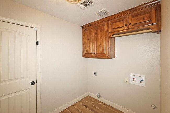 Building Photo - 8108 Knoxville Dr