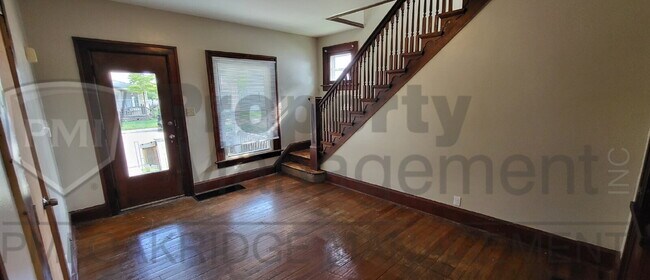 Building Photo - 3 Bedroom Home with 2 Car Garage