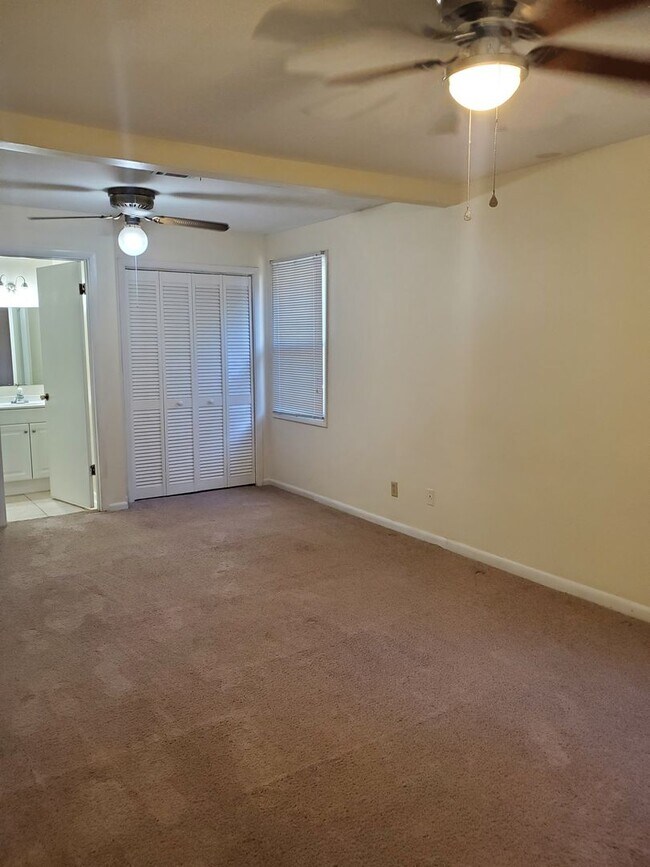 Building Photo - **Available February** Spacious 3 Bedroom 2 Bath in Savannah!